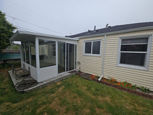Building Photo - Beautifully designed 2BD/1BA home located near Henderson Center!
