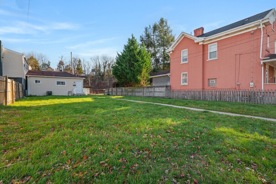 Building Photo - 423 2nd Ave