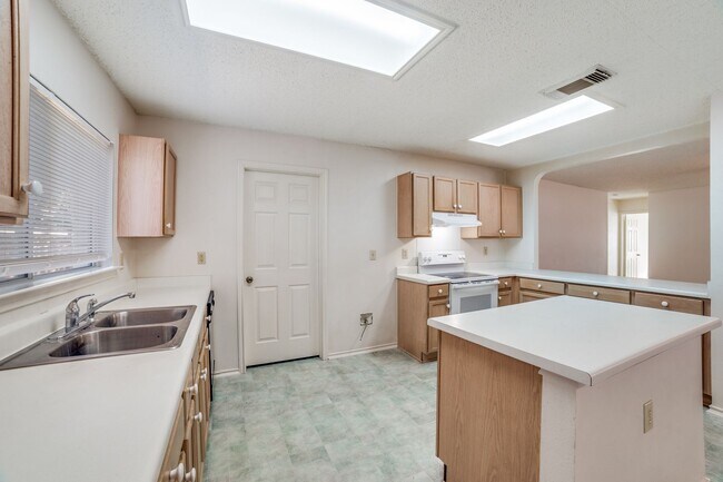 Building Photo - Welcome home to this single-story home in highly desirable Northwest Crossing