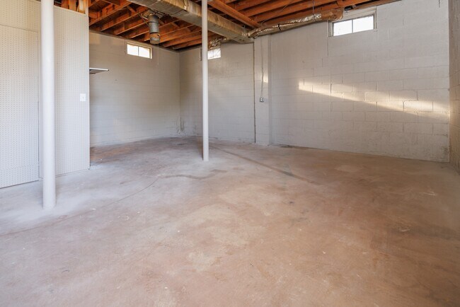 Building Photo - 1002 Woodbine Rd
