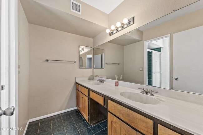 Building Photo - 5203 W Laurie Ln