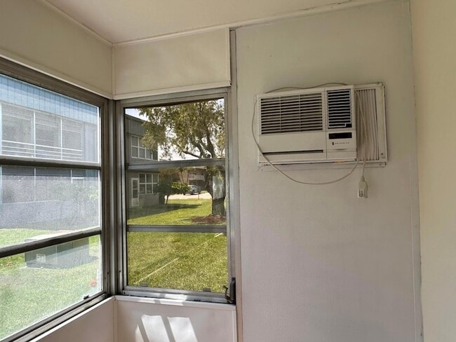 Building Photo - 548 Normandy Ln