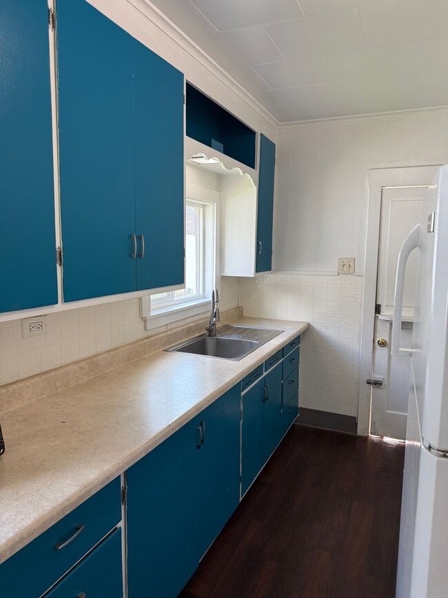 Building Photo - Charming 2-bedroom unit in fourplex