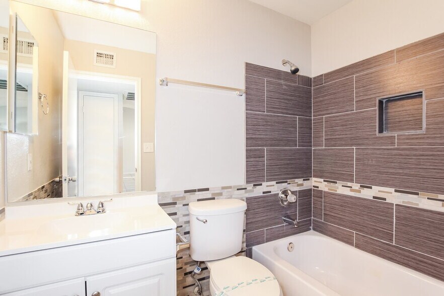 Building Photo - 4713 W Menadota Dr