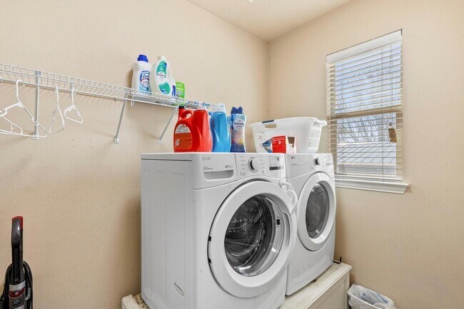 Building Photo - 227 Sandstone Trail