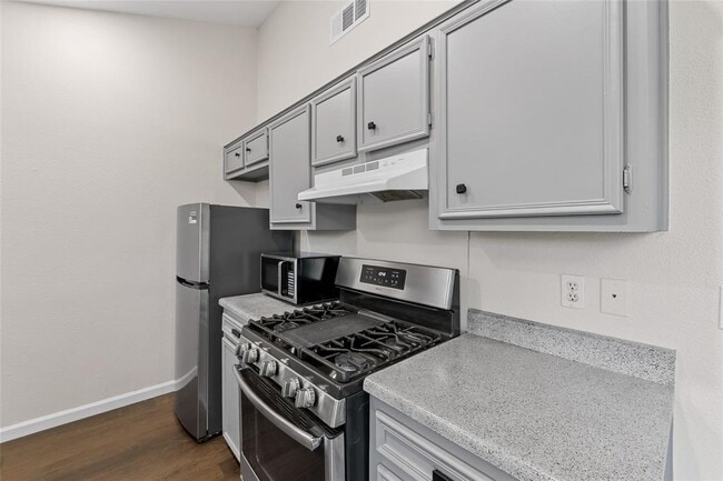 Building Photo - 903 E Logan St