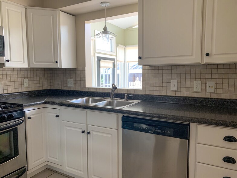 Kitchen - 1336 N Eagle St