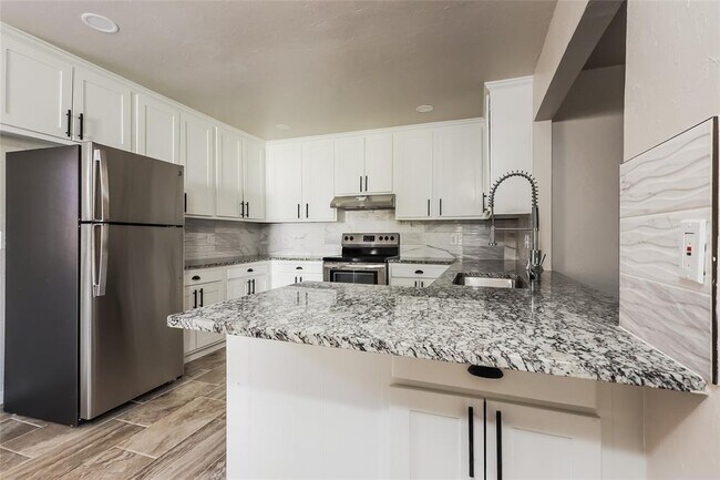 Building Photo - 8829 Parkridge Dr