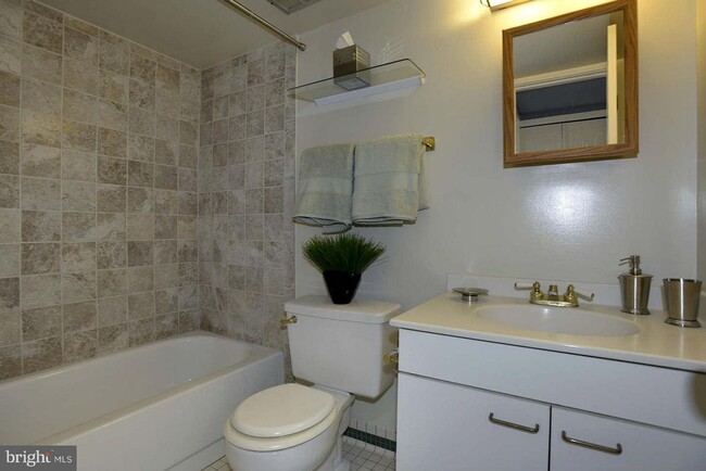 Building Photo - Spacious and Bright 2BR 2BA in DC Perfect ...