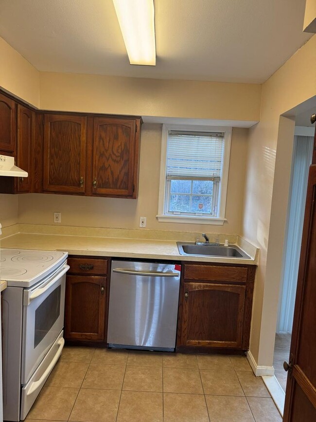 Building Photo - Recently Renovated 2 Bed 1 Bath Ready To M...