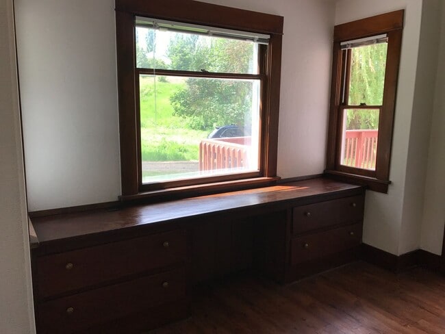 Building Photo - Charming 3 bed South Spokane Farm House