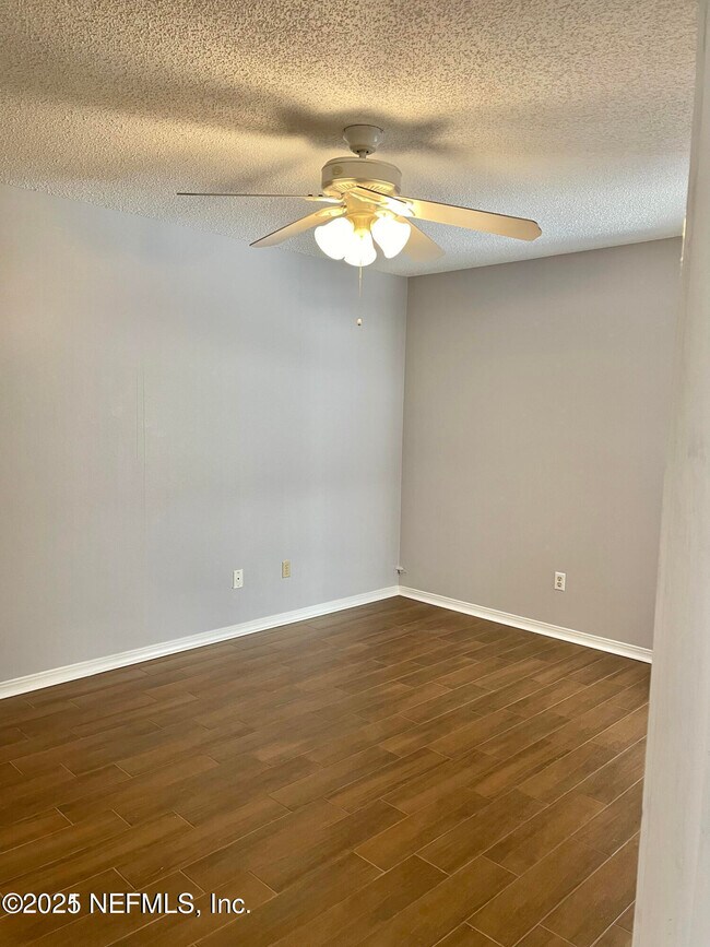 Building Photo - 1185 W Romaine Cir