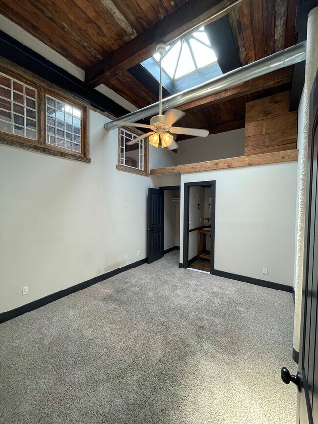 Building Photo - 1/2 off 1 month-Charming Industrial 4 Bedroom/4 Bathroom Apartment in Pigtown, MD!