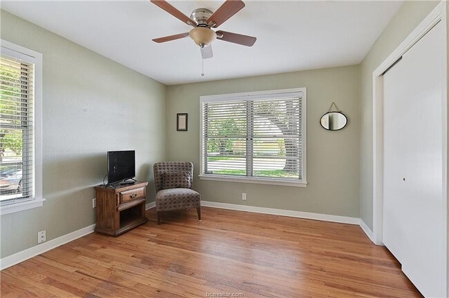 Building Photo - AUGUST PRE-LEASE!! 4 bed, 3 bath house on ...