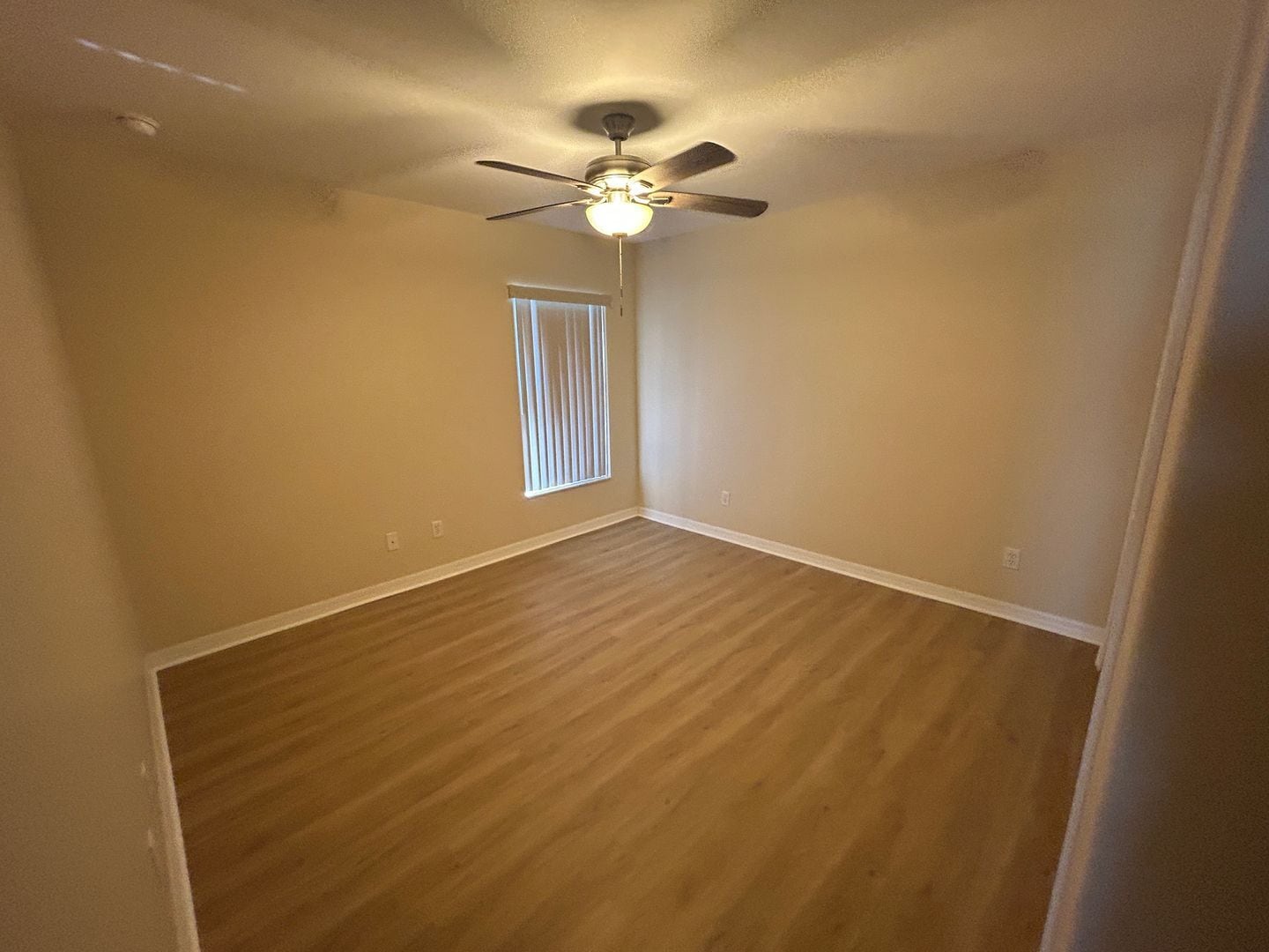 Building Photo - Gorgeous 4/2 wont last long