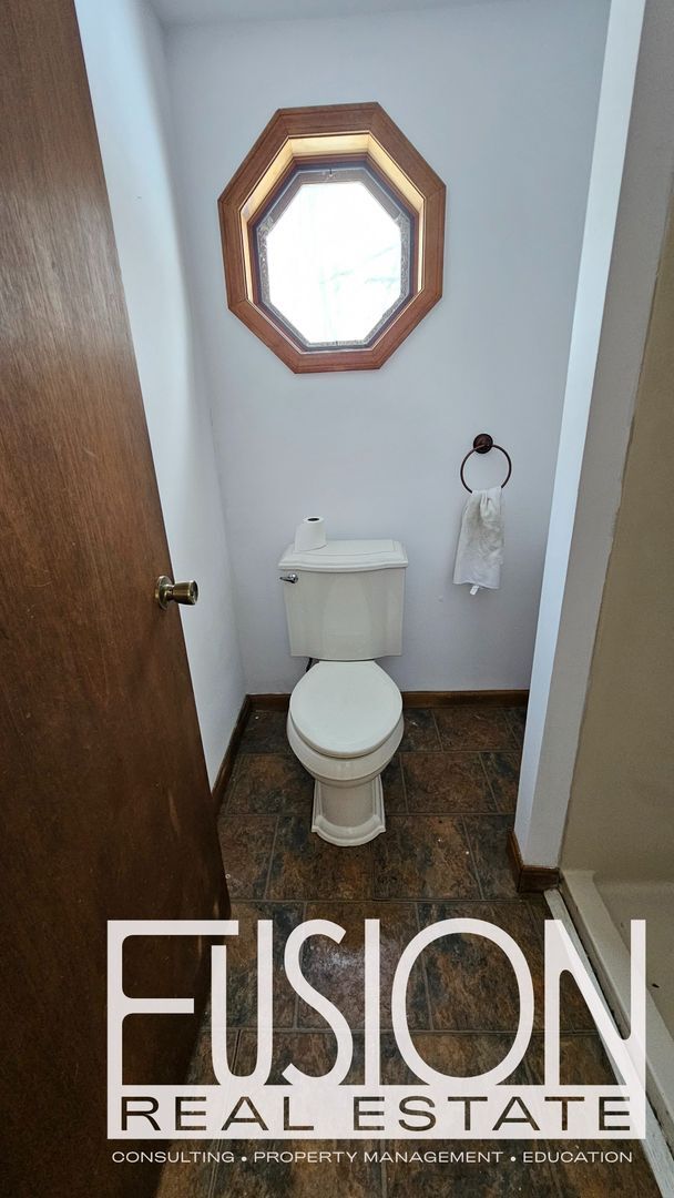 Building Photo - ONE Private Room with ALL Utilities Included in Prime Burlington Location