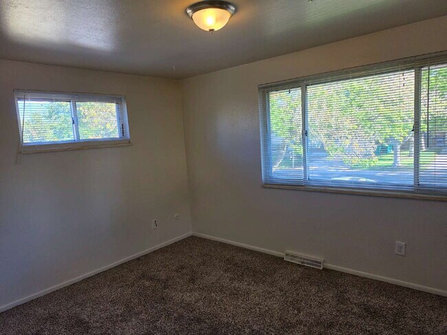 Building Photo - "Charming 3-Bed Retreat with Finished Basement & Cozy Fireplace in Aurora!"