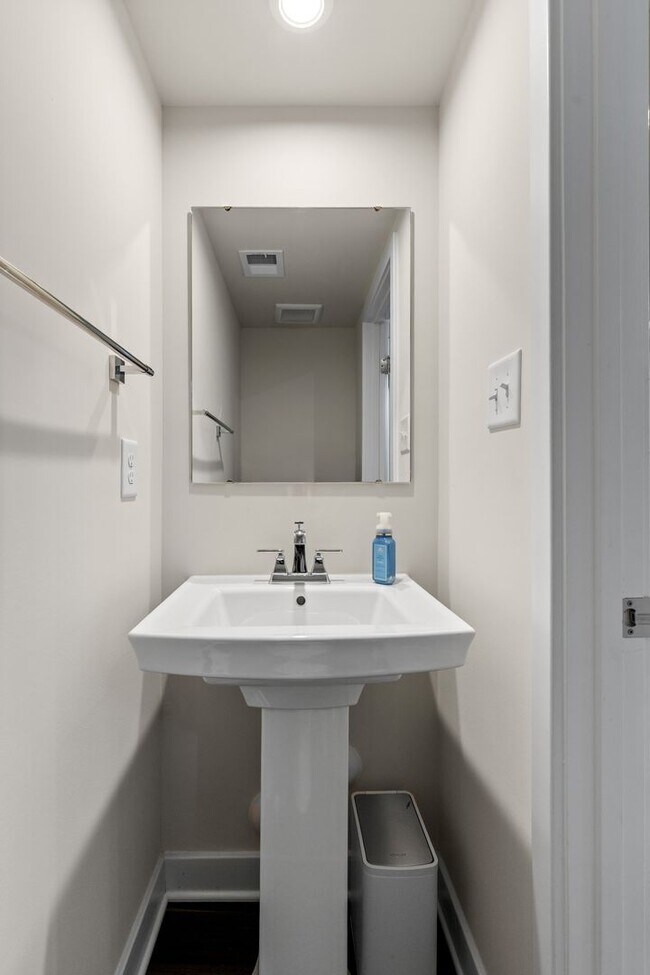 Building Photo - Luxurious three-story townhome with owner's suite and high-end finishes