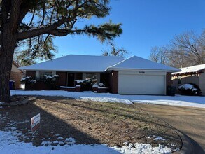 Building Photo - 3 bed, 2 bath, 2 car with 2 extra living spaces and new appliances, paint and carpet! Located clo...
