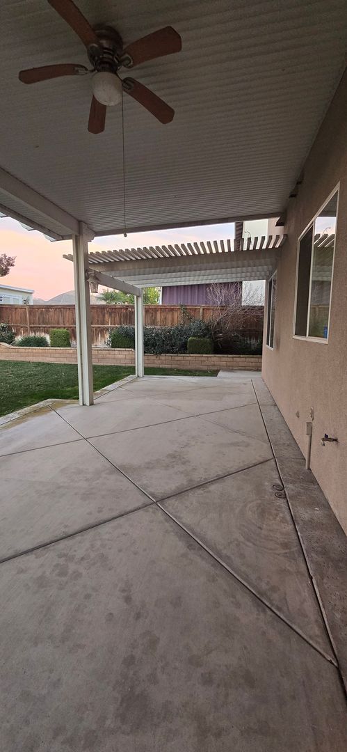 Building Photo - Spacious Redlands Family Home