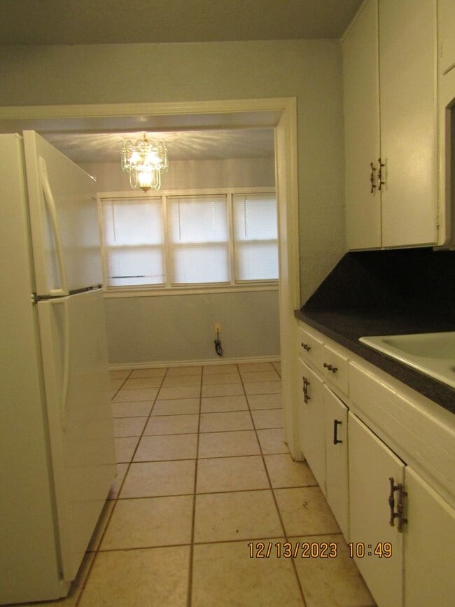 Building Photo - Close to shopping, Comanche hospital and Cameron University