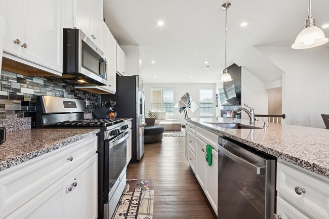 Building Photo - Chesapeake, 3 bedrooms, End Unit- Quick Mo...