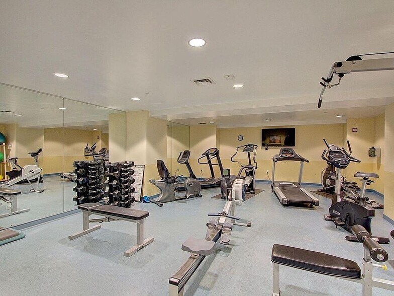 Building Photo - 1550 E Royall Pl