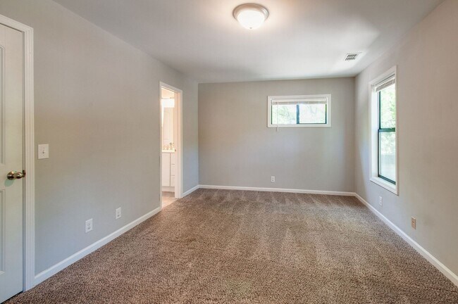 Building Photo - 625 Mercer Dr