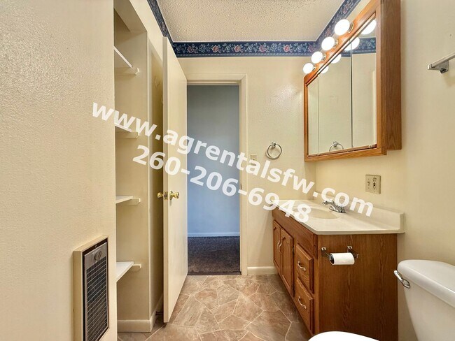 Building Photo - 1042 Lewis Pl