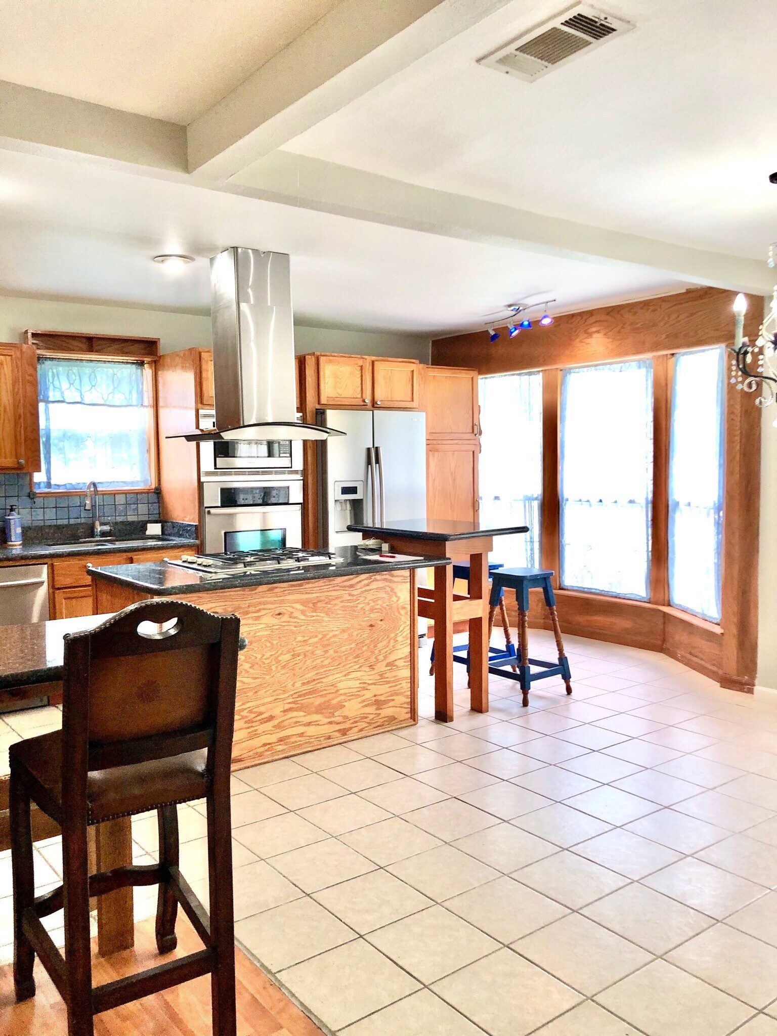 Updated kitchen, stainless steel appliances - 343 Huntington Dr