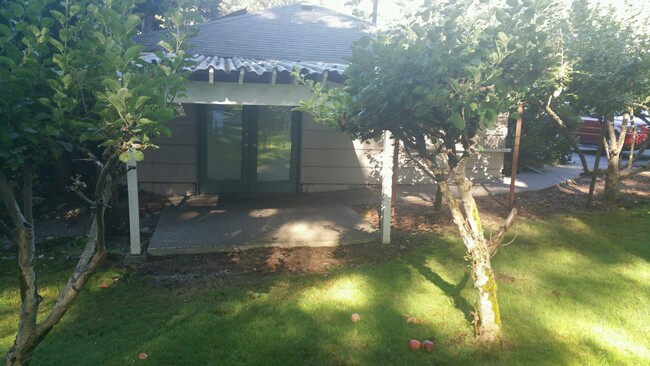 Building Photo - Adorable Cottage in University Place