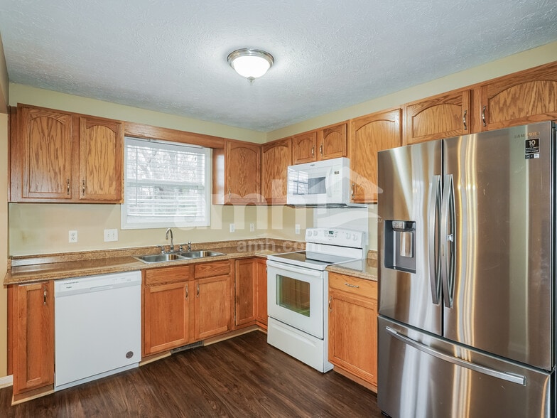 Building Photo - 2740 N Whitfield Rd