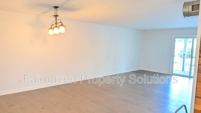 Building Photo - 566 River St
