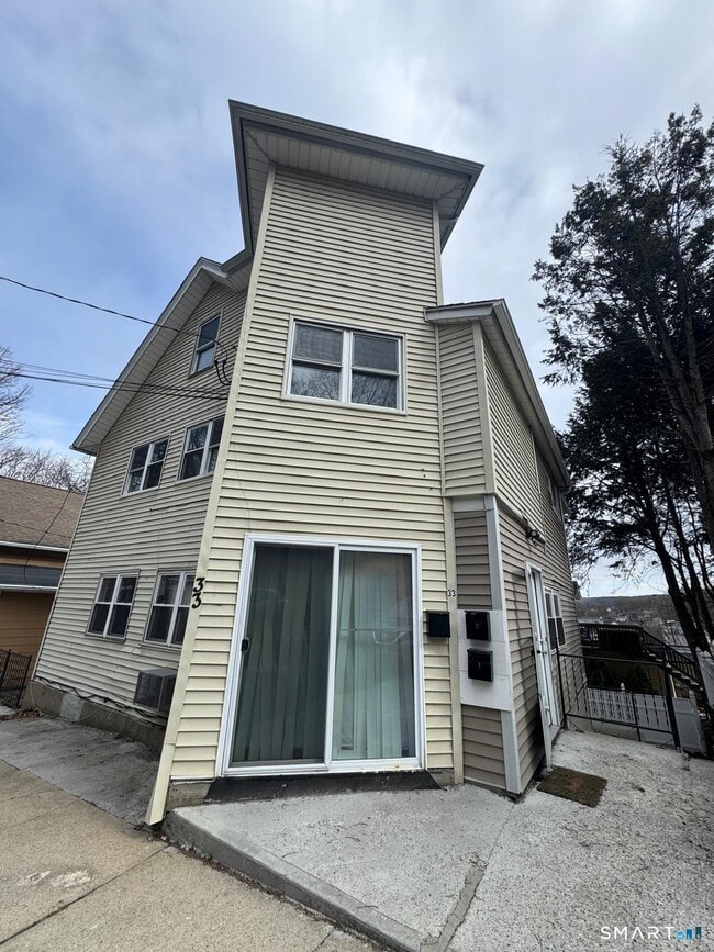 Building Photo - 33 Pond St