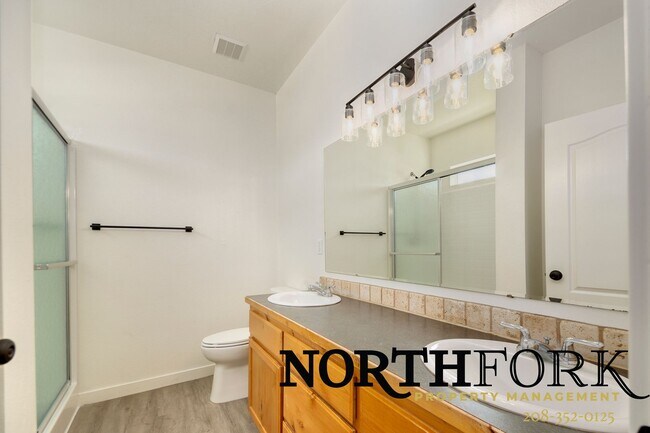 Building Photo - Beautiful 3-Bedroom Home in Desirable Namp...