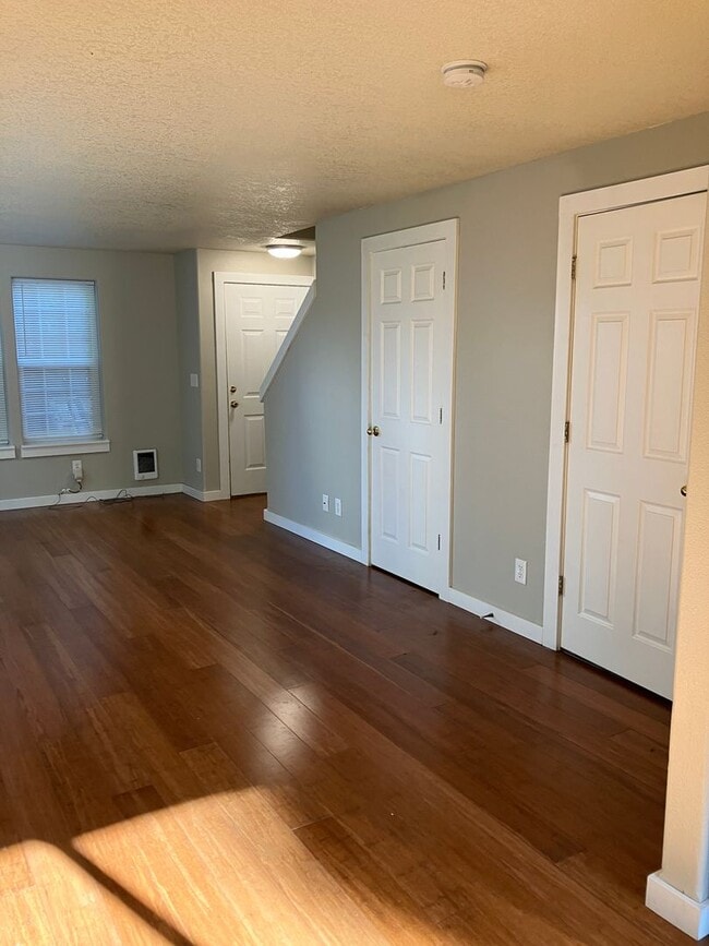 Building Photo - Townhouse, 1.5 bath, w/d in unit, private back patio, all dogs welcome!