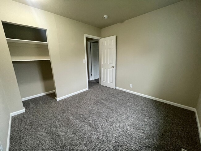 Building Photo - 3 Bedroom Fully Remodeled Marshalltown