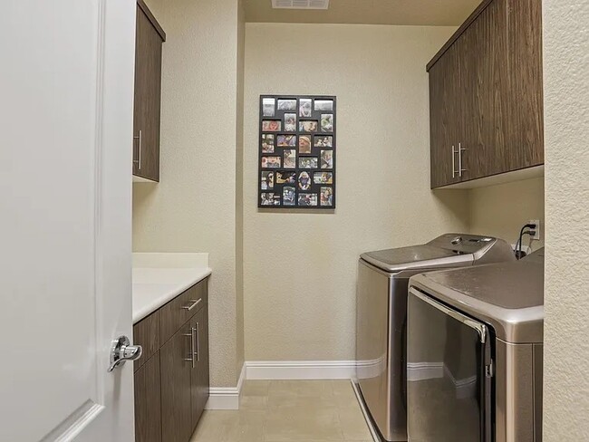 Building Photo - 2742 Carnation Way