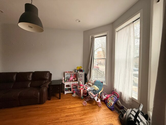 Building Photo - Charming 2-Bed Hardwood Haven in Chicago's Vibrant West Side!