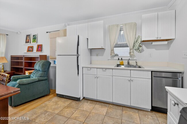 Building Photo - 1114 6th Ave