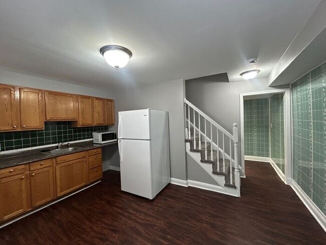 Building Photo - 2 Bedroom 1.5 Bathroom Home