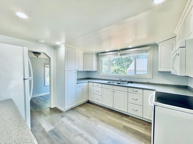 Building Photo - Renovated 4 bedroom 2 bath Home with Plenty of Space!