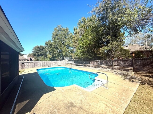 Building Photo - ** 3 Bed 2 Bath Located across from AUM **...