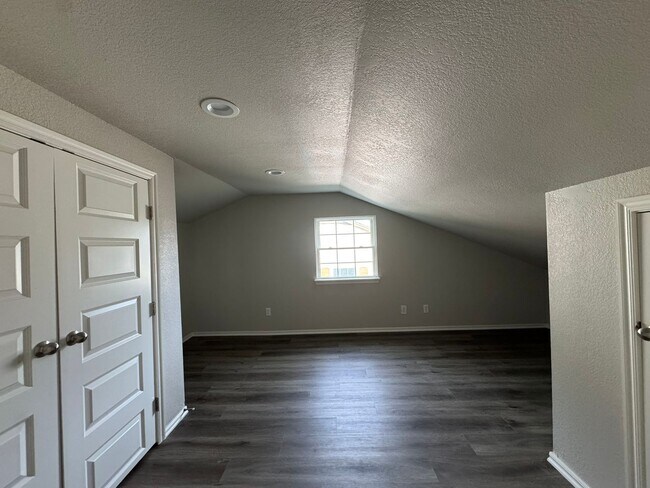 Building Photo - 2 Bedroom 1 Bath Home.