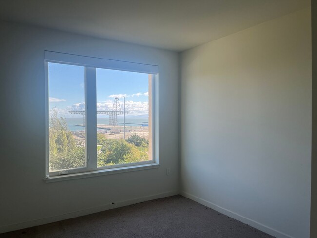 Building Photo - Bright and Modern Two Bedroom Two Bathroom...