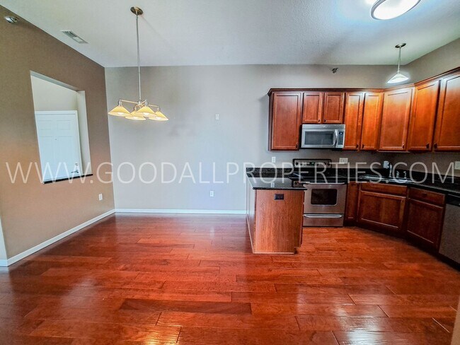 Building Photo - 2 Bedrooms 2 Bathroom Condo on Grand