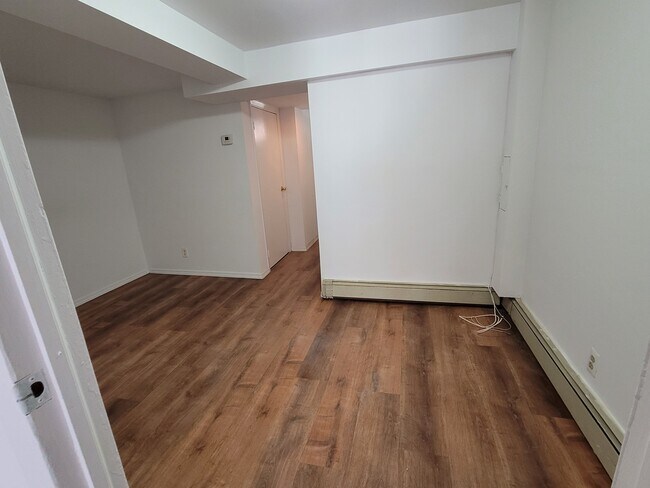 Building Photo - Ground floor apt with backyard