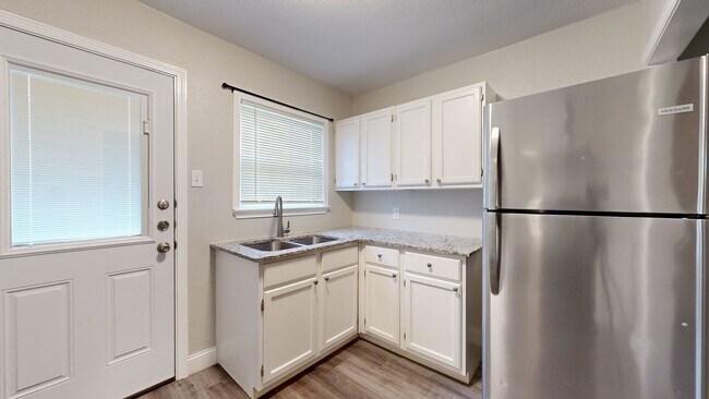Building Photo - 2 WEEKS FREE RENT + $995 A MONTH!!!
