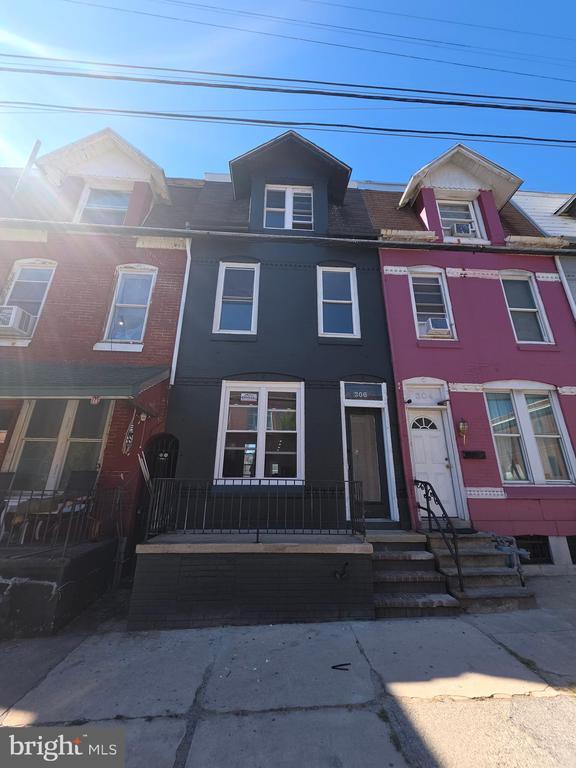 Building Photo - 306 S 10th St