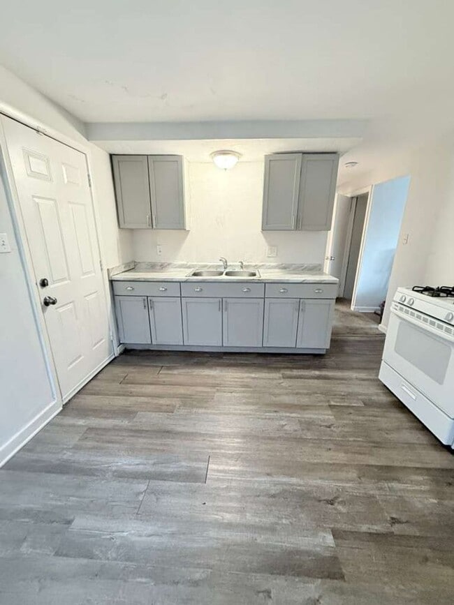 Building Photo - Beautiful and Fully renovated 4bd 2ba house in Penn Hills!